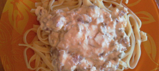 Паста с сливочным соусом, с беконом и грибами