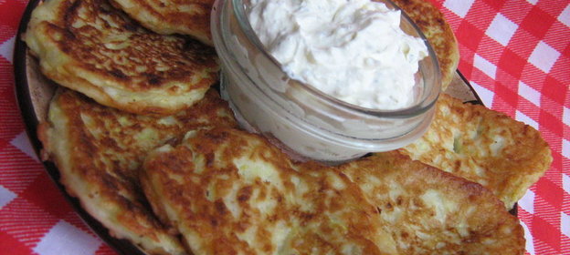 Кабачково-луковые оладьи с творожно-йогуртовым дипом