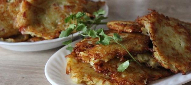 Картофельные оладьи с беконом и ветчиной