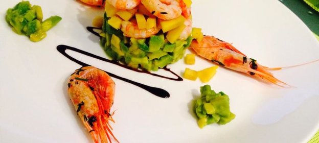 Салат из авокадо и креветок