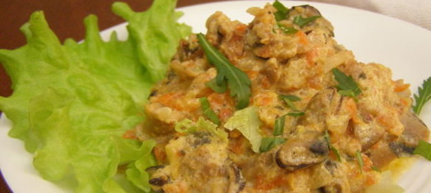 Пицца с луком и копченым салом