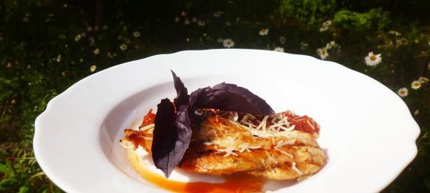 Куриная грудка на гриле с томатно-базиликовым соусом и пармезаном