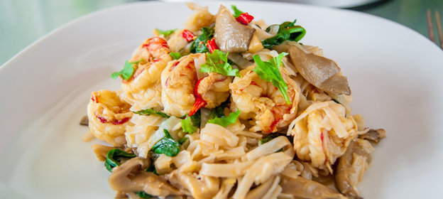 Рисовая лапша с креветками в соусе том ям