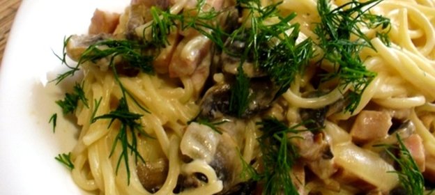 Паста с ветчиной и грибами в сливочном соусе