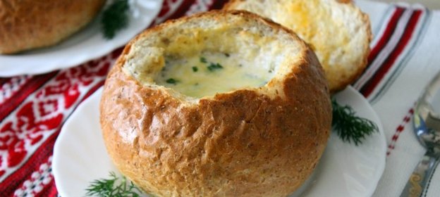 Сливочный суп с курицей и грибами в хлебном горшочке