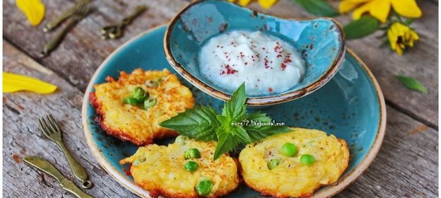 Овощные оладьи из топинамбура с сыром и горошком