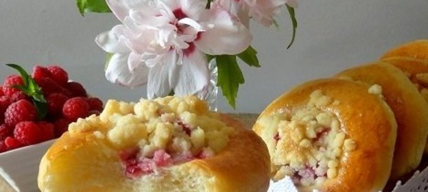 Булочки со штрейзелем и ягодой