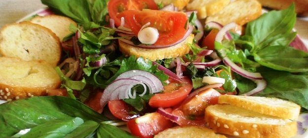 Салат из помидоров с багетом