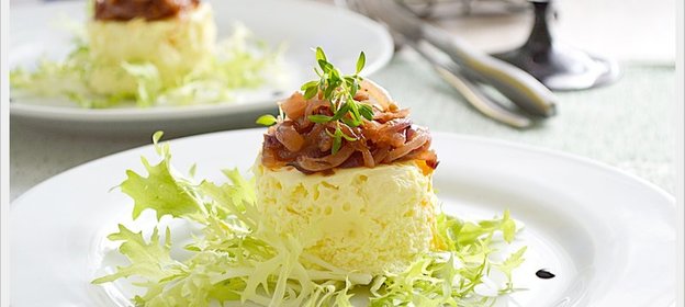 Мини-запеканки из пармезана с луковым чатни