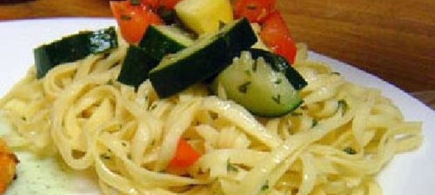 Макароны с цуккини и помидрами