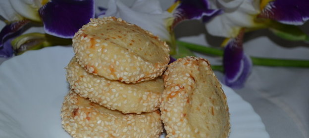 Сметано-сырное печенье с кунжутом