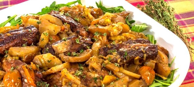 Свиные ребрышки, запеченные с овощами