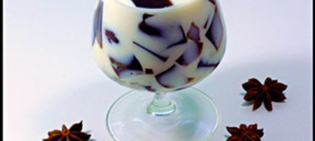 Кубики кофейного желе в молоке