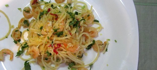 Спагетти с креветками и чесноком