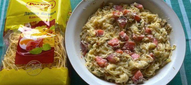 Яичная лапша с копченой семгой