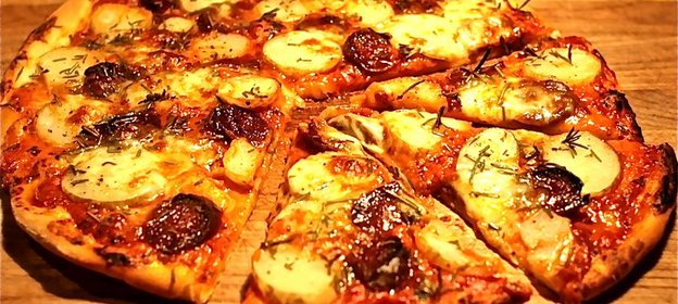 Пицца с картошкой и колбасой