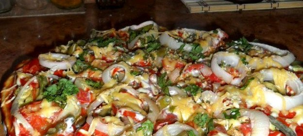 Пицца с колбасой, зеленой фасолью и оливками