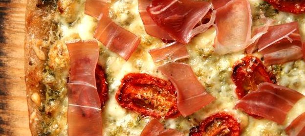 Пицца с ветчиной, козьим сыром и помидорами