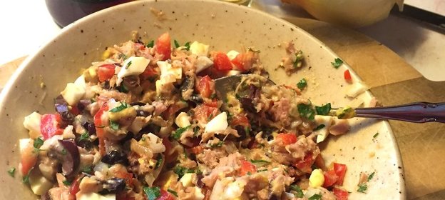 Салат с консервированным тунцом и сладким перцем