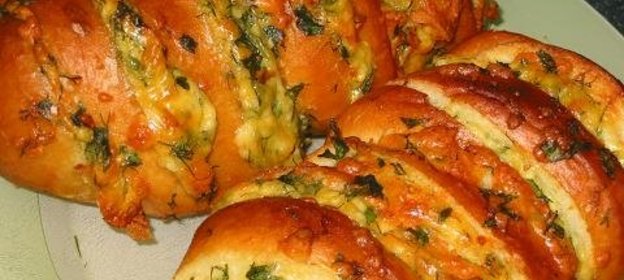 запеченный батон с сыром и чесноком
