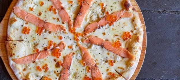 Пицца со слабосоленым лососем