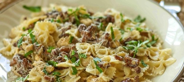 Паста с лисичками и курицей