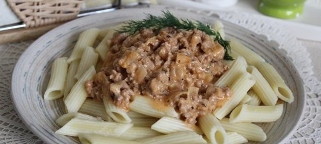 Паста пенне с мясным фаршем в сметанно-томатном соусе