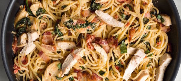 Паста с курицей, беконом и шпинатом