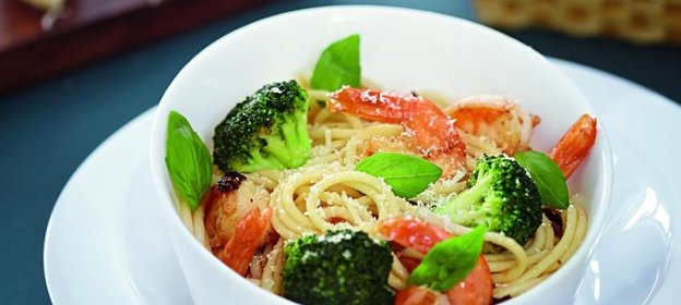 Спагетти с креветками и брокколи