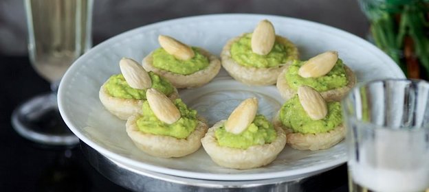 Тарталетки с салатом из цесарки и карри