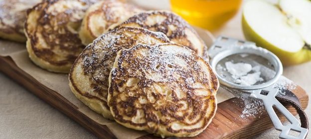 Пышные оладьи с яблоками