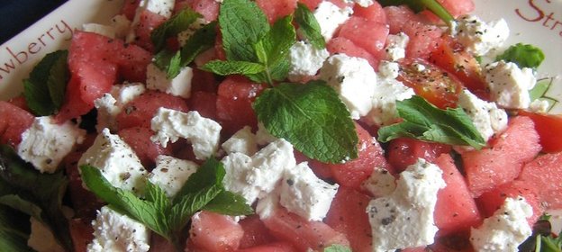 Летний салат с арбузом,черри,брынзой и мятой.(Дуэль)
