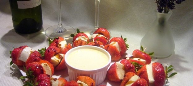 Клубника с моцареллой а ля Капрезе