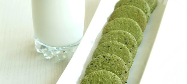 Кунжутное печенье с чаем матча и волшебное молоко
