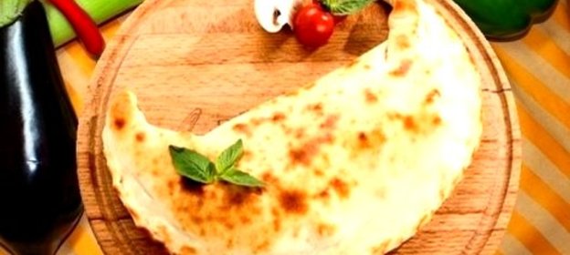 Пицца закрытая с курицей