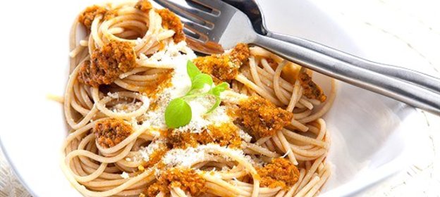 Спагетти с песто, анчоусами и вялеными томатами