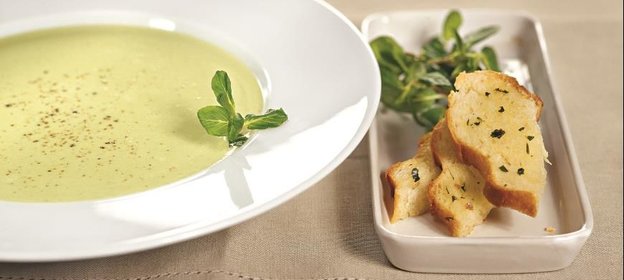 Суп из авокадо с мятой и мятными хлебцами