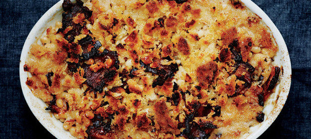 Запеканка из фасоли с беконом и хлебной крошкой