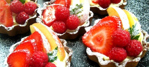 Фруктовые пирожные с сыром маскарпоне и белым шоколадом