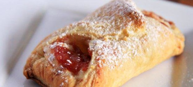 Булочки с гуавой и сливочным сыром