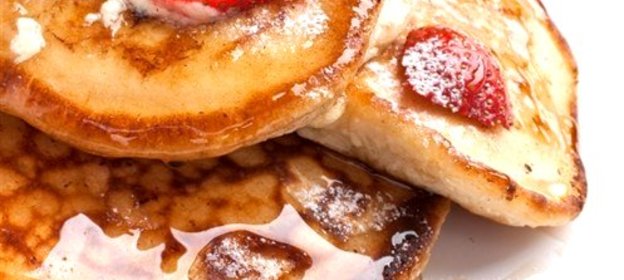 Оладьи по‑американски с клубникой и бананами