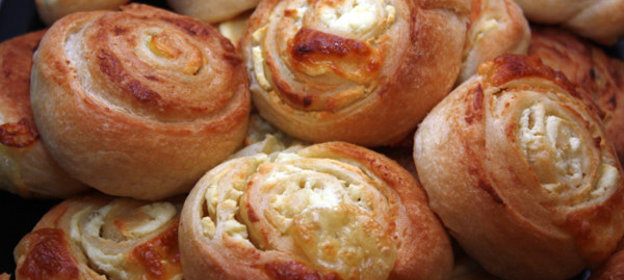 Сырные булочки из слоеного теста