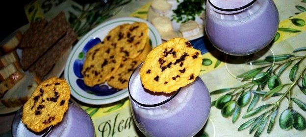 Суп-капучино из краснокочанной капусты с вафлями из пармезана