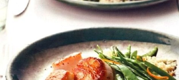 Морские гребешки с зеленым горошком и кус-кусом