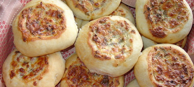 Булочки-ватрушки с брынзой и беконом