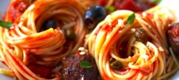 Спагетти в томатном соусе с мясными шариками