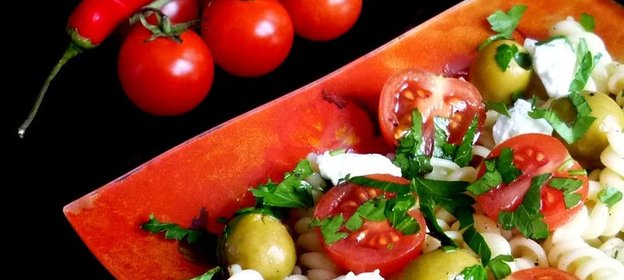 Средиземноморский салат с пастой