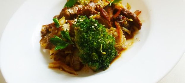 Свинина с брокколи вок