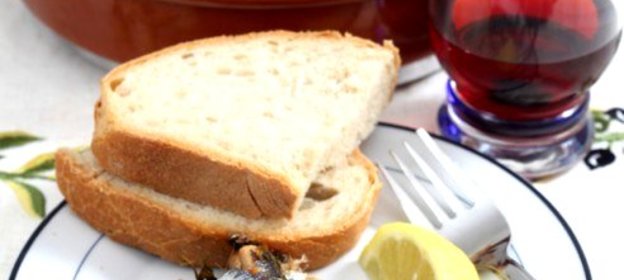 Бутерброды с сардинами на поджаренном белом хлебе