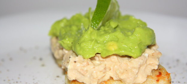 Морской язык с двумя муссами из тунца и авокадо